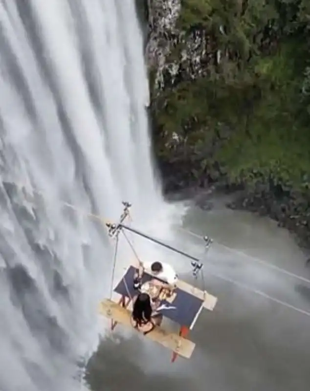 CENA SUL VUOTO CASCATA IN BRASILE 