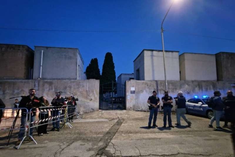 cimitero di castelvetrano presidiato dalla polizia