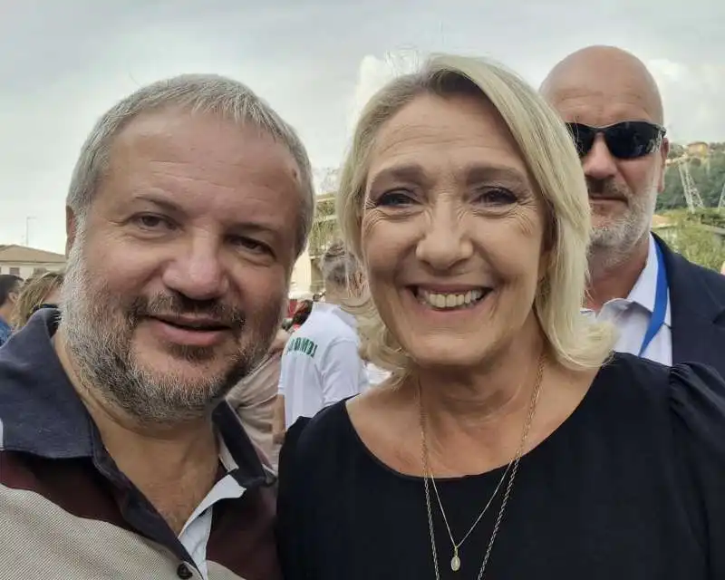 claudio borghi marine le pen a pontida