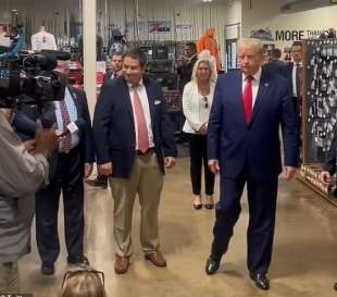 donald trump e la glock con la sua foto stampata sopra 2