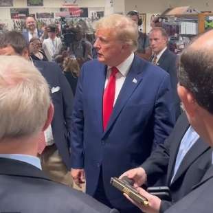 donald trump e la glock con la sua foto stampata sopra 3