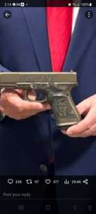 donald trump e la glock con la sua foto stampata sopra 5