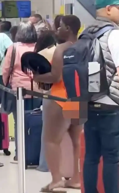 donna nuda dalla vita in giu all aeroporto di fort lauderdale in florida 2