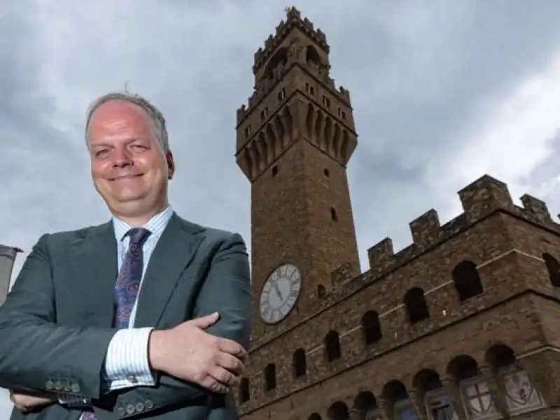 Eike Schmidt davanti a palazzo vecchio a firenze