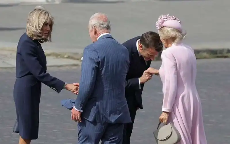 emmanuel e brigitte macron e re carlo e regina camilla  6