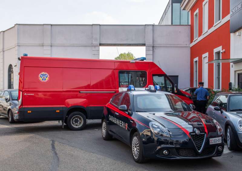 evacuazione della palazzina di uffici a milano 2