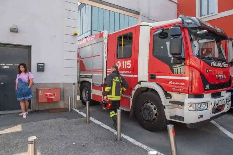 evacuazione della palazzina di uffici a milano   3