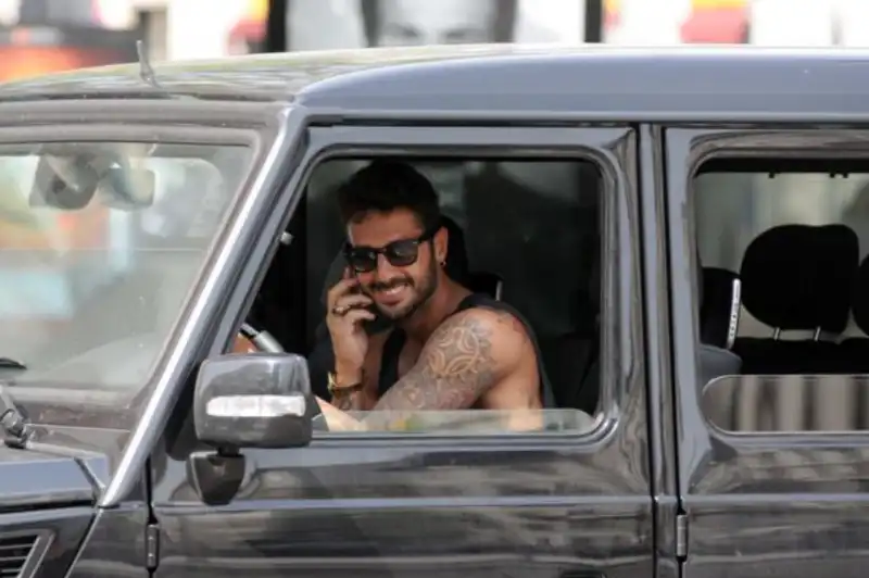 fabrizio corona sfreccia in auto a milano