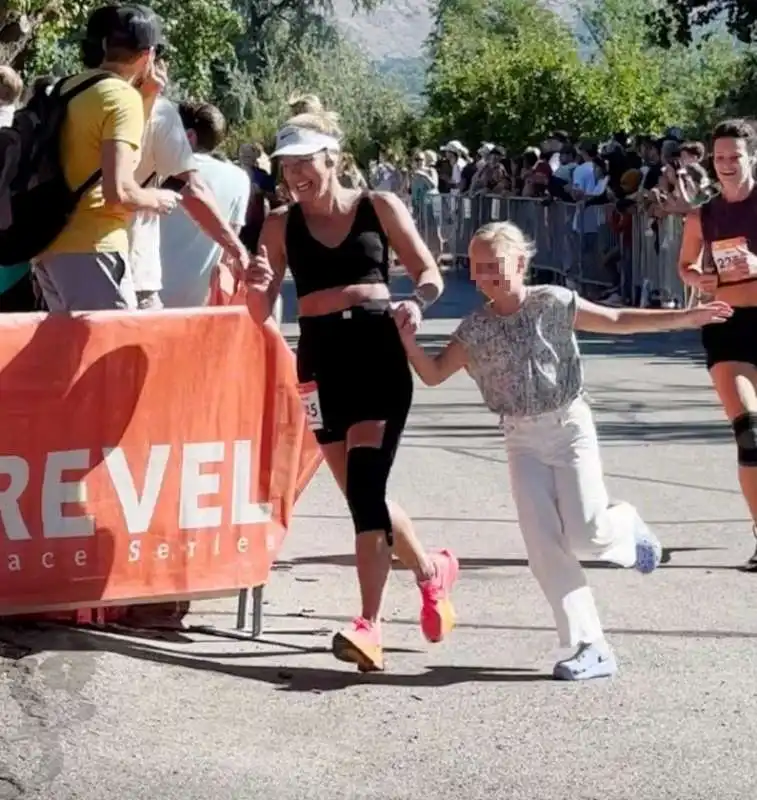 figlia aiuta la mamma a finire la maratona 2