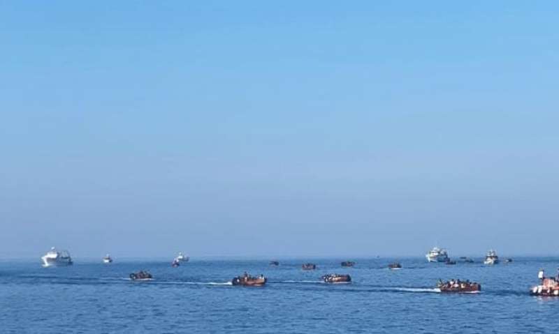 fila di barchini carichi di migranti al molo di lampedusa2