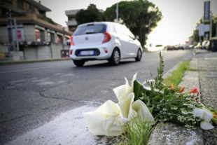 fiori sul punto della via casilina in cui è stato investito un 13enne