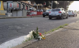 fiori sul punto della via casilina in cui è stato investito un 13enne