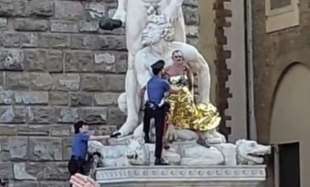 FIRENZE - UN UOMO NUDO SALE SU UNA STATUA A PIAZZA DELLA SIGNORIA