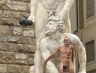 FIRENZE - UN UOMO NUDO SALE SU UNA STATUA A PIAZZA DELLA SIGNORIA