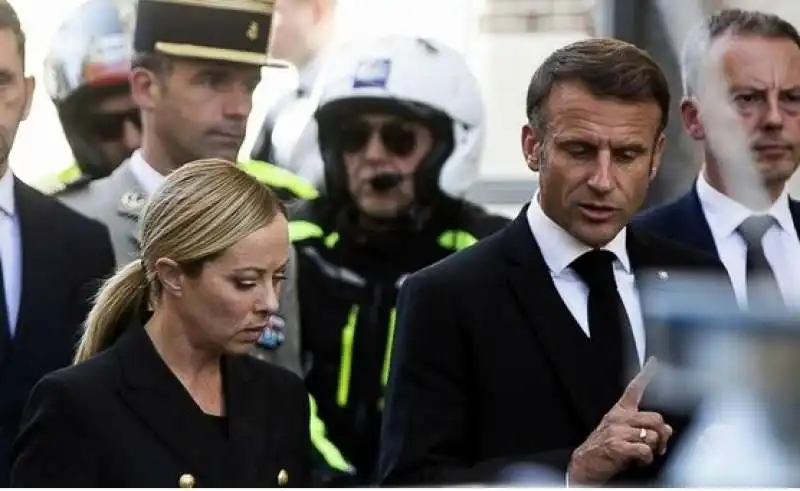 giorgia meloni e emmanuel macron a roma dopo i funerali di giorgio napolitano