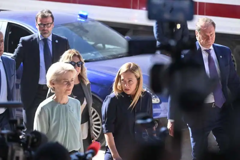 giorgia meloni e ursula von der leyen a lampedusa 2