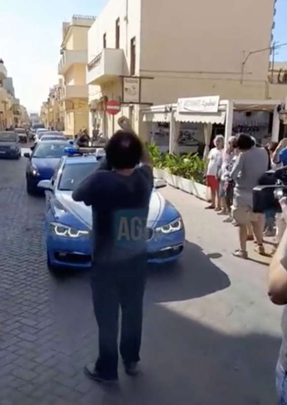 giorgia meloni e ursula von der leyen bloccate dai manifestanti a lampedusa 10