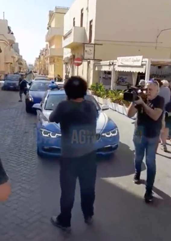 giorgia meloni e ursula von der leyen bloccate dai manifestanti a lampedusa 11