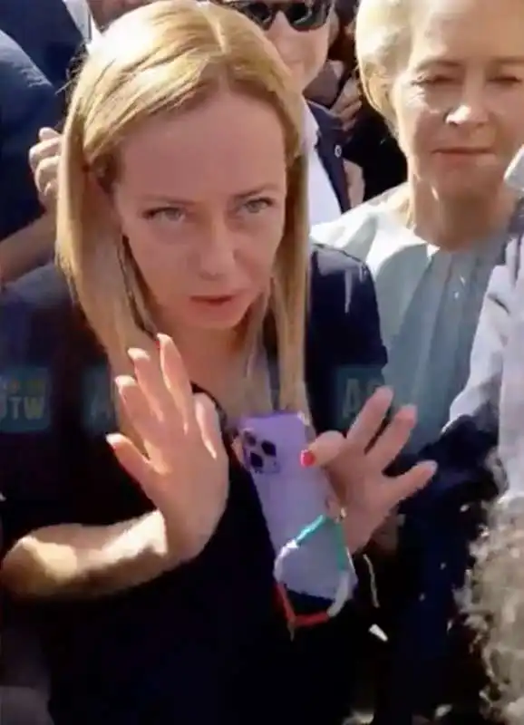 giorgia meloni e ursula von der leyen bloccate dai manifestanti a lampedusa   13