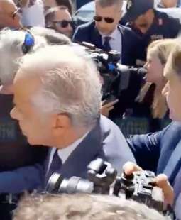 giorgia meloni e ursula von der leyen bloccate dai manifestanti a lampedusa 2