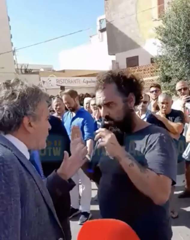 giorgia meloni e ursula von der leyen bloccate dai manifestanti a lampedusa 5