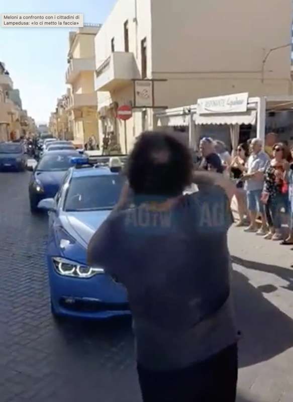 giorgia meloni e ursula von der leyen bloccate dai manifestanti a lampedusa 7