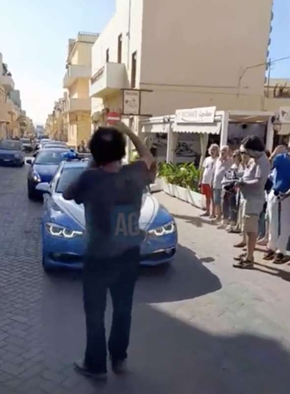 giorgia meloni e ursula von der leyen bloccate dai manifestanti a lampedusa 9