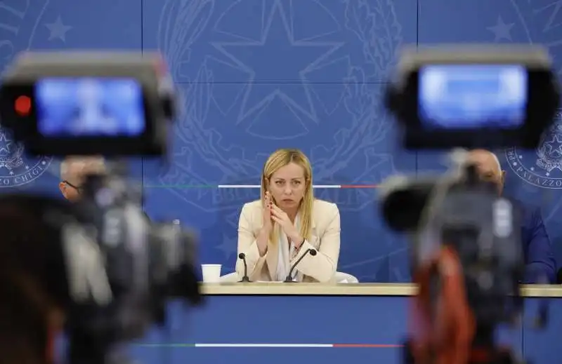 giorgia meloni in conferenza stampa   decreto caivano  