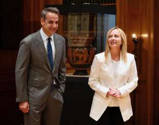 giorgia meloni in grecia con kyriakos mitsotakis 2