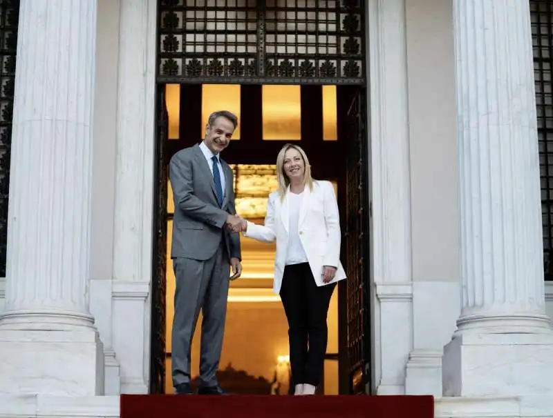 giorgia meloni in grecia con kyriakos mitsotakis   6