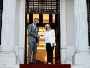 giorgia meloni in grecia con kyriakos mitsotakis 6