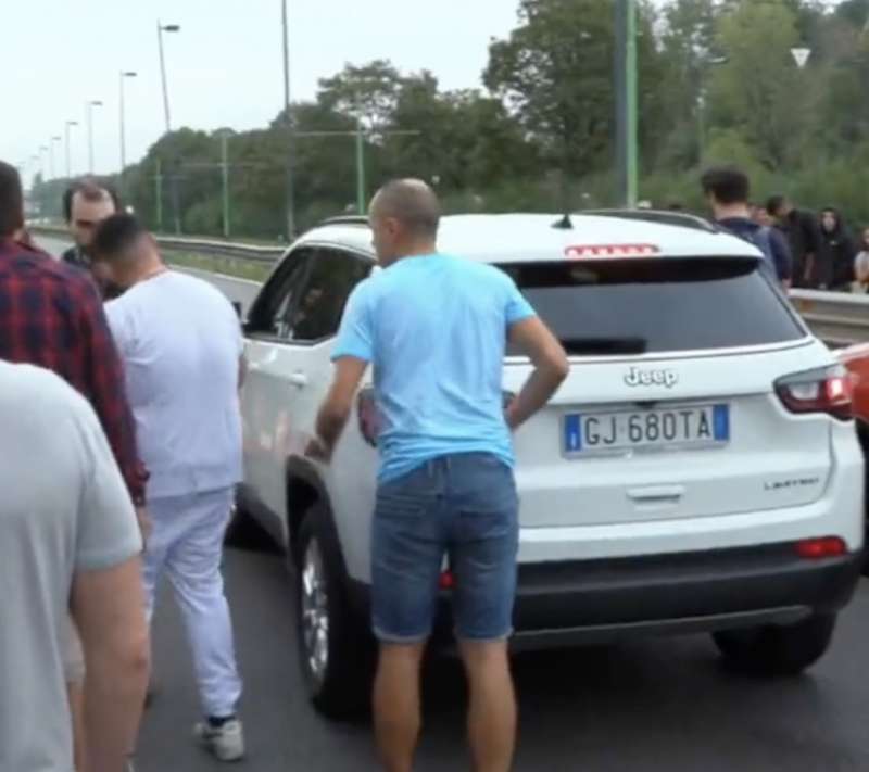 gretini di ultima generazione bloccano viale fulvio testi 13