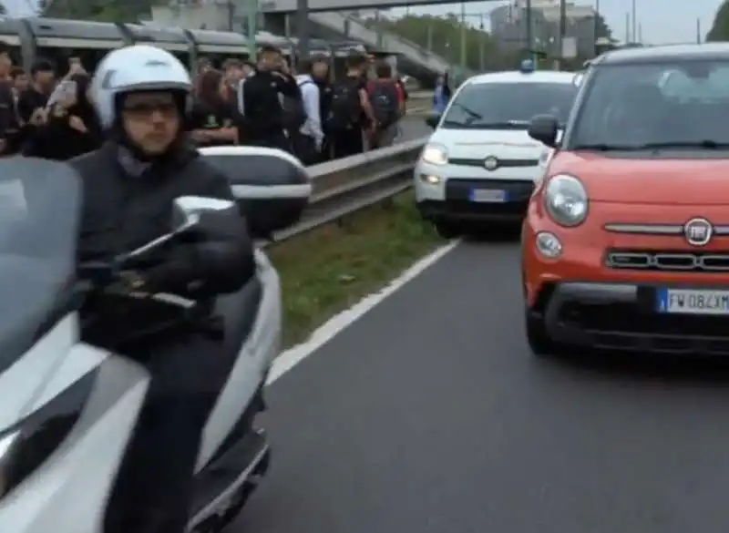 gretini di ultima generazione bloccano viale fulvio testi   15