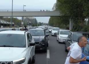 gretini di ultima generazione bloccano viale fulvio testi 18