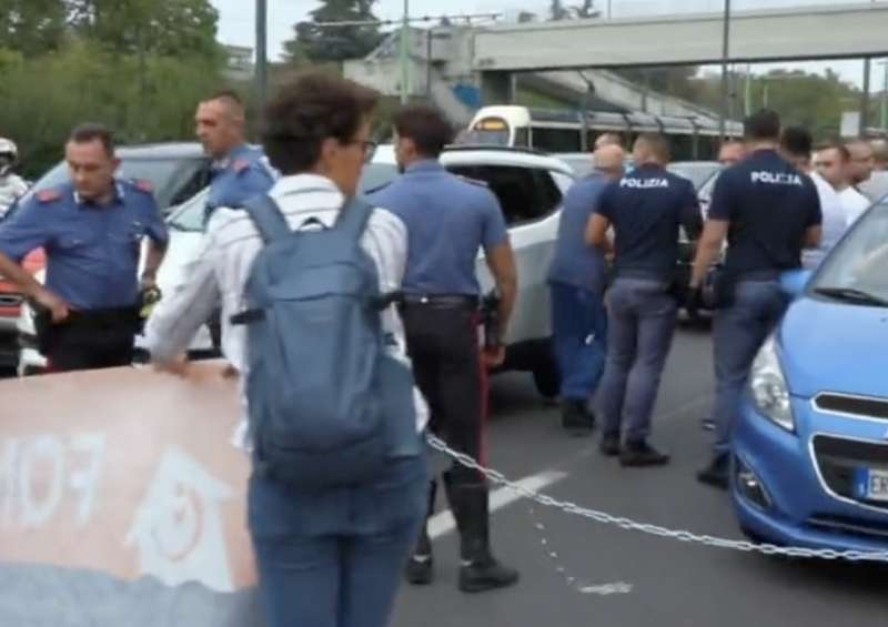 gretini di ultima generazione bloccano viale fulvio testi 2