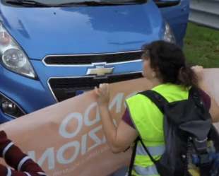 gretini di ultima generazione bloccano viale fulvio testi 20