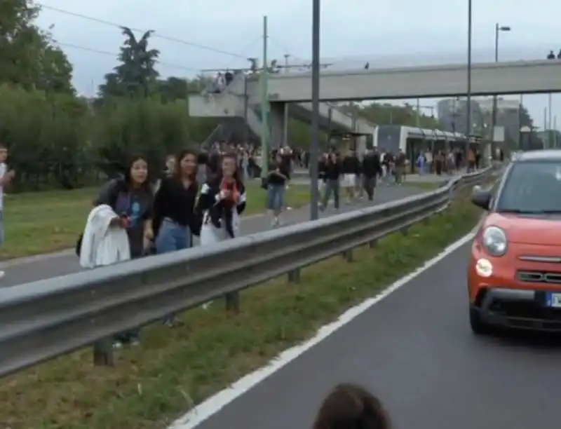 gretini di ultima generazione bloccano viale fulvio testi   26