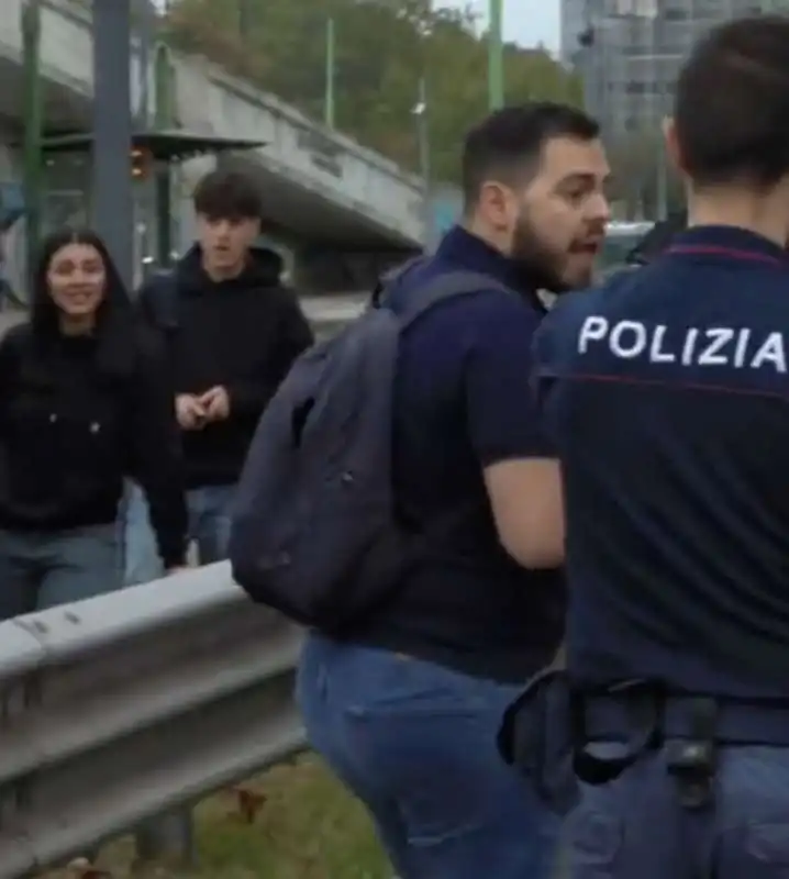 gretini di ultima generazione bloccano viale fulvio testi   3