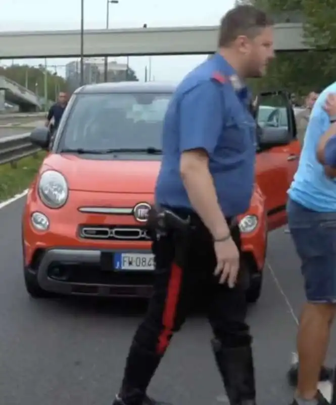 gretini di ultima generazione bloccano viale fulvio testi   5