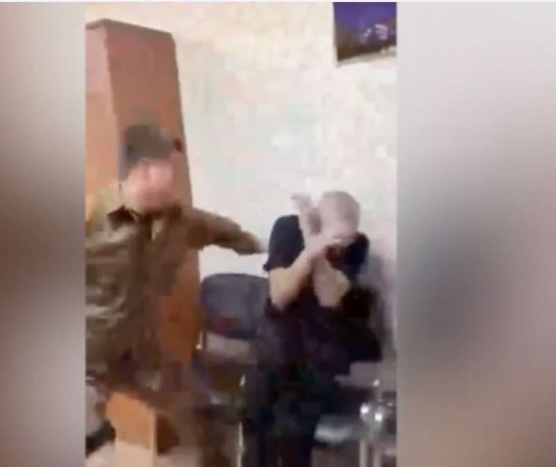 Il figlio di Ramzan Kadyrov picchia un detenuto