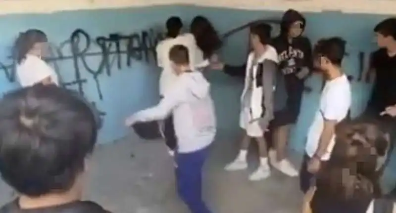 il video delle ragazze che pestano una 14enne a brescia 1