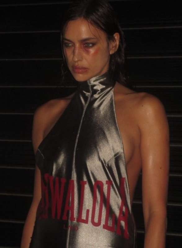 irina shayk e l occhio nero per mowalola 8