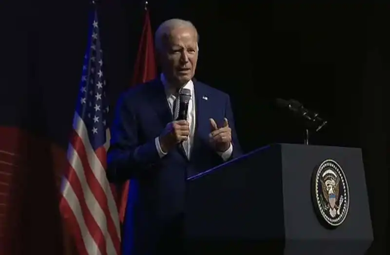 joe biden viene interrotto durante una conferenza stampa   1