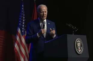 joe biden viene interrotto durante una conferenza stampa 1