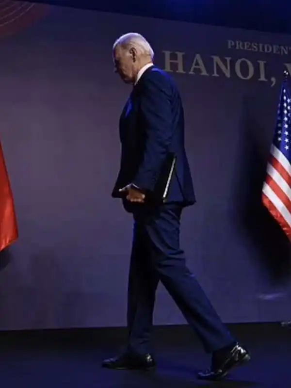 joe biden viene interrotto durante una conferenza stampa   3