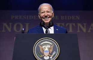 joe biden viene interrotto durante una conferenza stampa 4