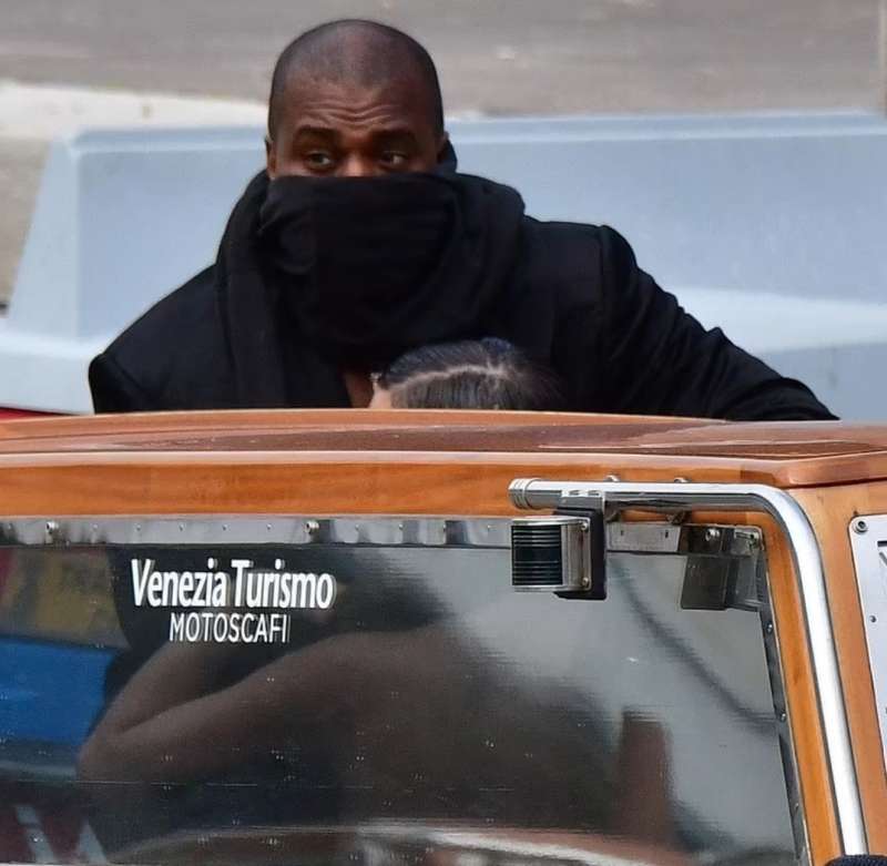 kanye west bianca censori e la misteriosa donna in barca a venezia 1