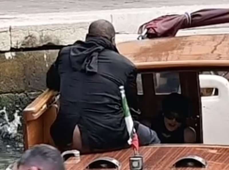 kanye west bianca censori e la misteriosa donna in barca a venezia 8