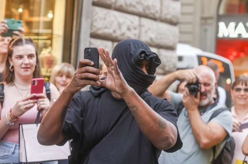 kanye west e bianca censori a firenze 10