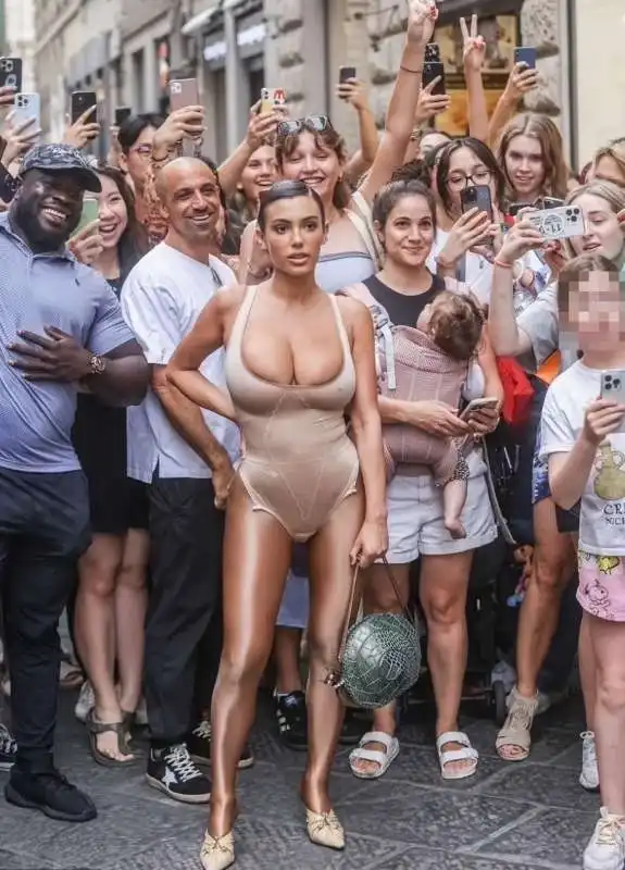 kanye west e bianca censori a firenze 11